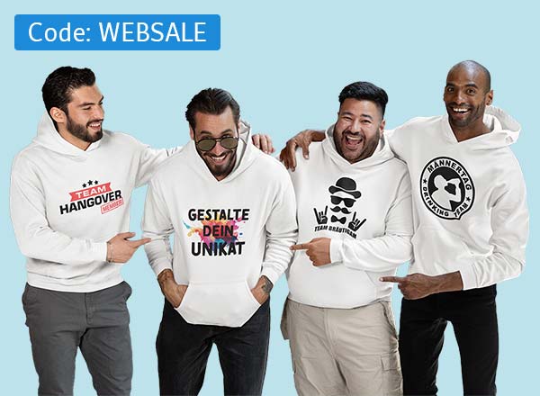 Vier Männer mit unterschiedlich bedruckten weißen Pullovern stehen lachend nebeneinander und zeigen auf den bunten individuellen Druck des Mannes mit Sonnenbrille.