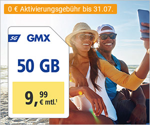 Zwei Personen am Strand mit Handy und Simkarte 50 GB für 9,99 €.