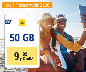 Zwei Personen am Strand mit Handy und Simkarte 50 GB für 9,99 €.