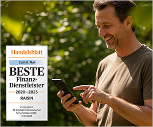 Person im T-Shirt nutzt Smartphone im Grünen – Raisin bester Finanzdienstleister 2020–2025