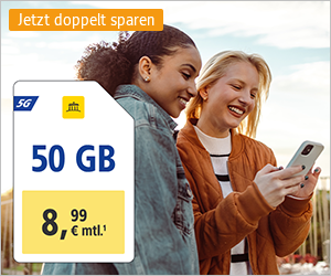 Zwei Personen mit Handy und Simkarte 50 GB für 8,99 €