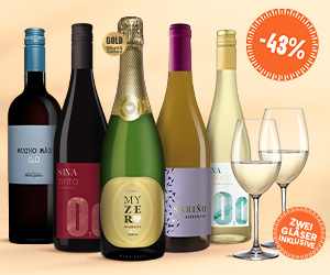 Fünf Weinflaschen und zwei Gläser, Aktionsangebot mit 43 % Rabatt