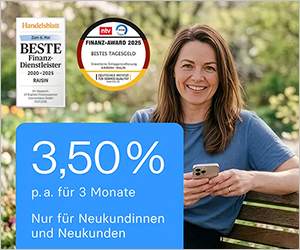 Person sitzt auf Parkbank mit Smartphone; Hinweis: 3,50 % p.a. für 3 Monate und zwei Auszeichnungssiegel.