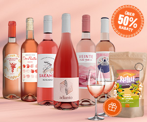 Sechs Weinflaschen und zwei Gläser mit Hinweis über 50 % Rabatt + unten rechts VINOS-Edition von Knalle Popcorn in der Sorte Orange mit Lavendel