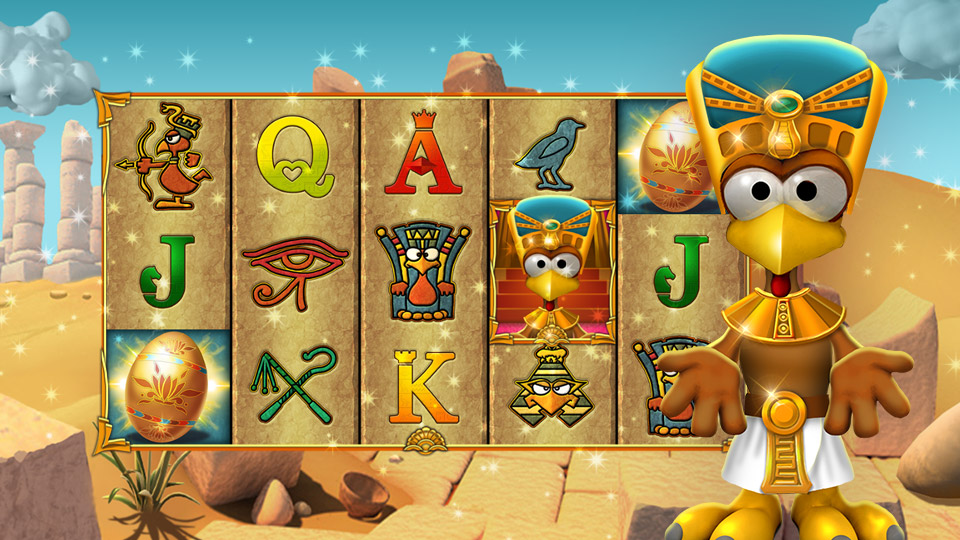 Golden Ei von Moorhuhn Casino Spiel Hero Grafik. Das kultige Moorhuhn hat ein Pharao Outfit an und steht neben einer antiken Slot Machine. Im Hintergrund ist die Wüste aus dem Alten Ägypten abgebildet.