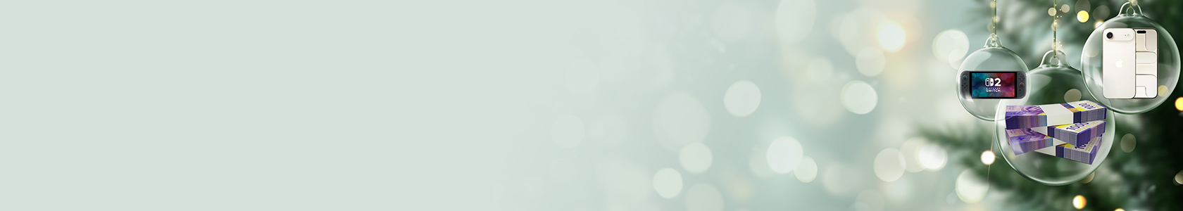 Glaskugeln mit Geldscheinen, einem Smartphone und einer Spielkonsole vor Weihnachtsbaum.