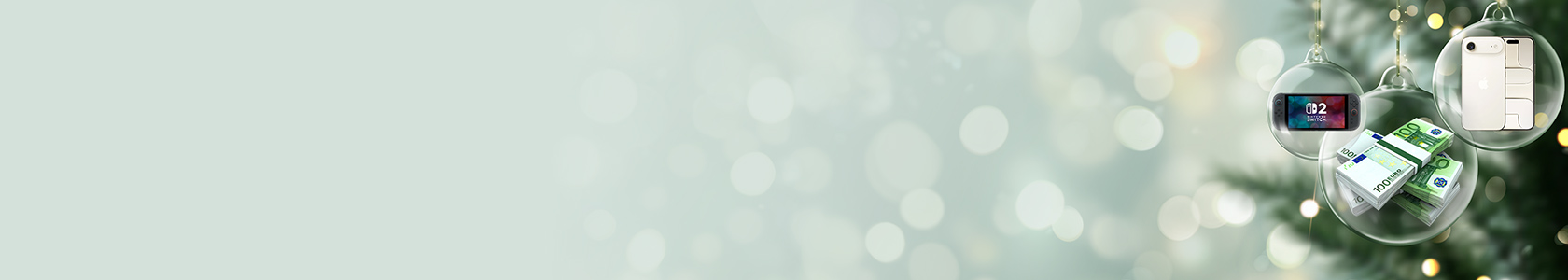 Glaskugeln mit Geldscheinen, einem Smartphone und einer Spielkonsole vor Weihnachtsbaum.