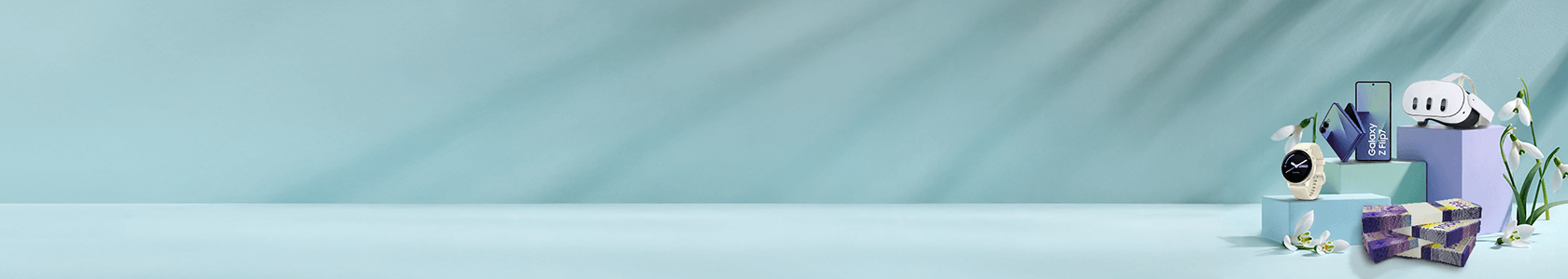 Smartphone, Smartwatch und VR-Brille auf Podesten, daneben gestapelte Geldscheine.