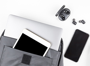 Elektronikversicherung: Handy/Tablet Versicherung: Rucksack mit Laptop, Tablet, Smartphone und Bluetooth Kopfhörern