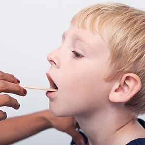 Kind bei Untersuchung nach Mundfäule