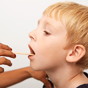 Kind bei Untersuchung nach Mundfäule