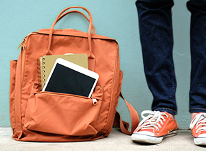 Handy/Tablet Versicherung: Rucksack mit Laptop, Tablet, Smartphone und Bluetooth Kopfhörern